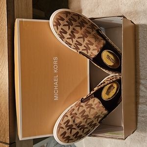 Michael Kors 7.5 signature logo slip on sneakers